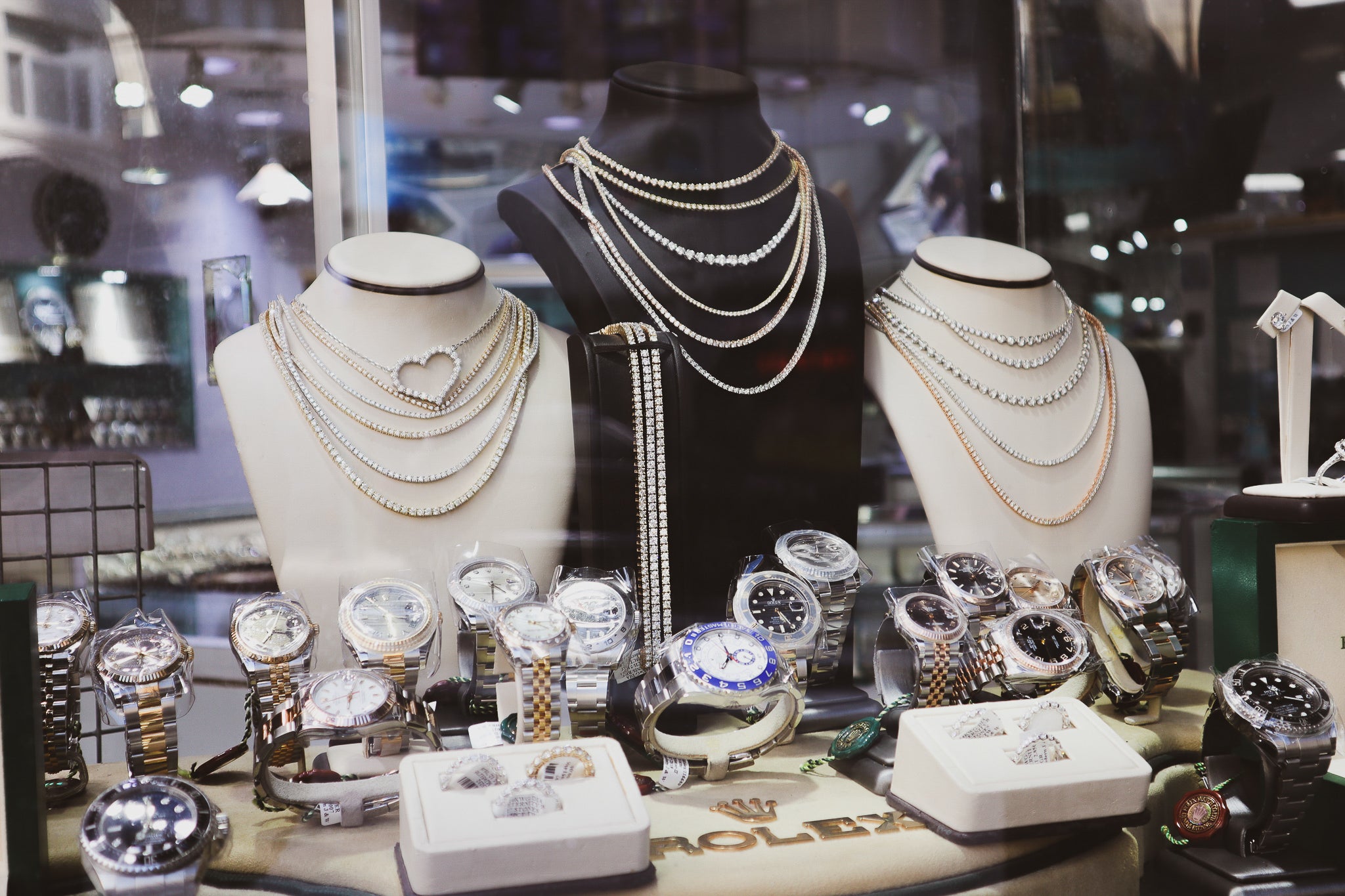 MODERN JEWELS & WATCHES: YOUR ONE-STOP SHOP FOR LUXURY.